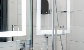 Douche, sèche-cheveux, serviettes fournies