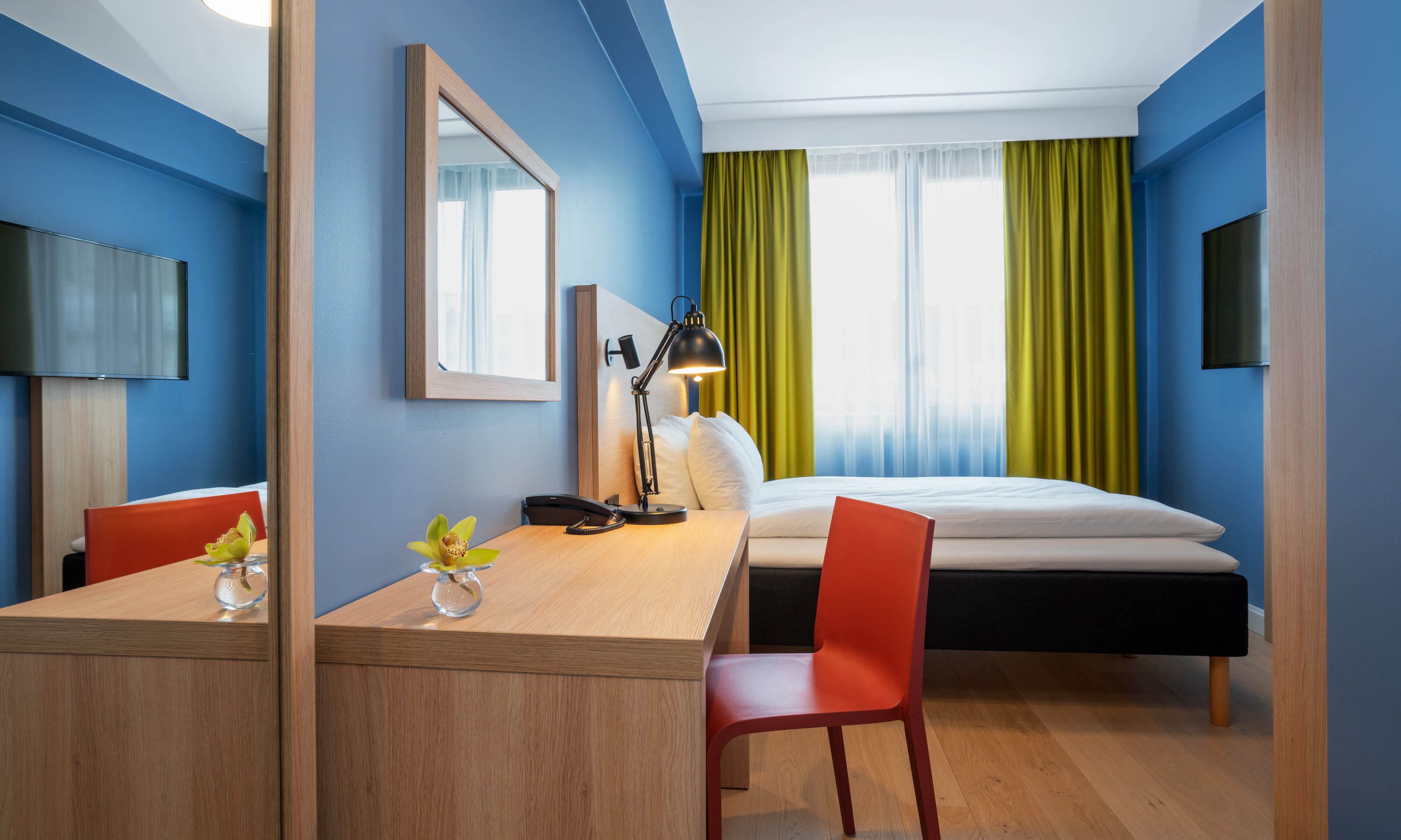 premium bedding, pillow-top beds, free wifi, bed sheets