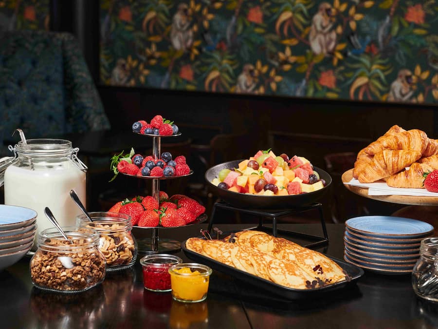 Café da manhã com buffet grátis todos os dias