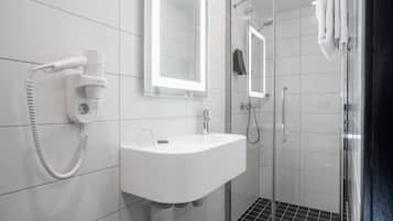 Ducha, secador de pelo y toallas