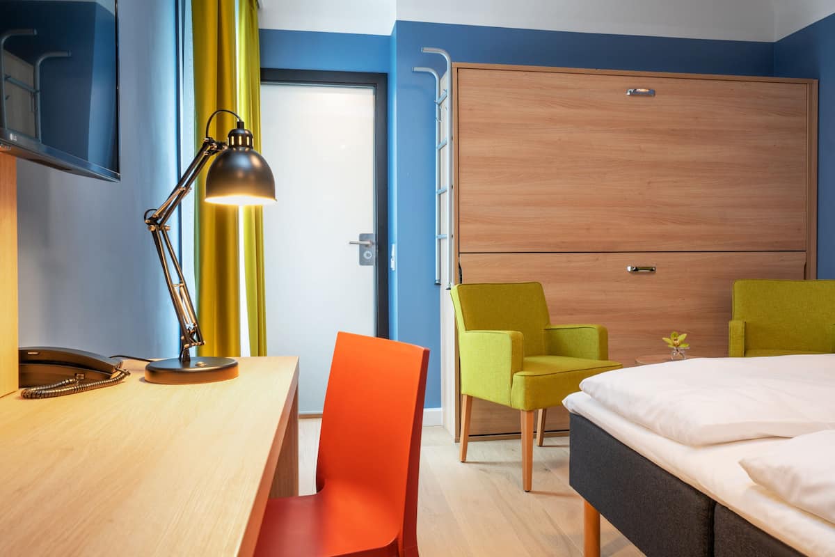Family Room, 2 Twin Beds, Non Smoking (Standard) | Premium bedding, pillowtop beds, free WiFi, bed sheets