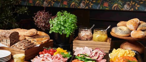 Café da manhã com buffet grátis todos os dias