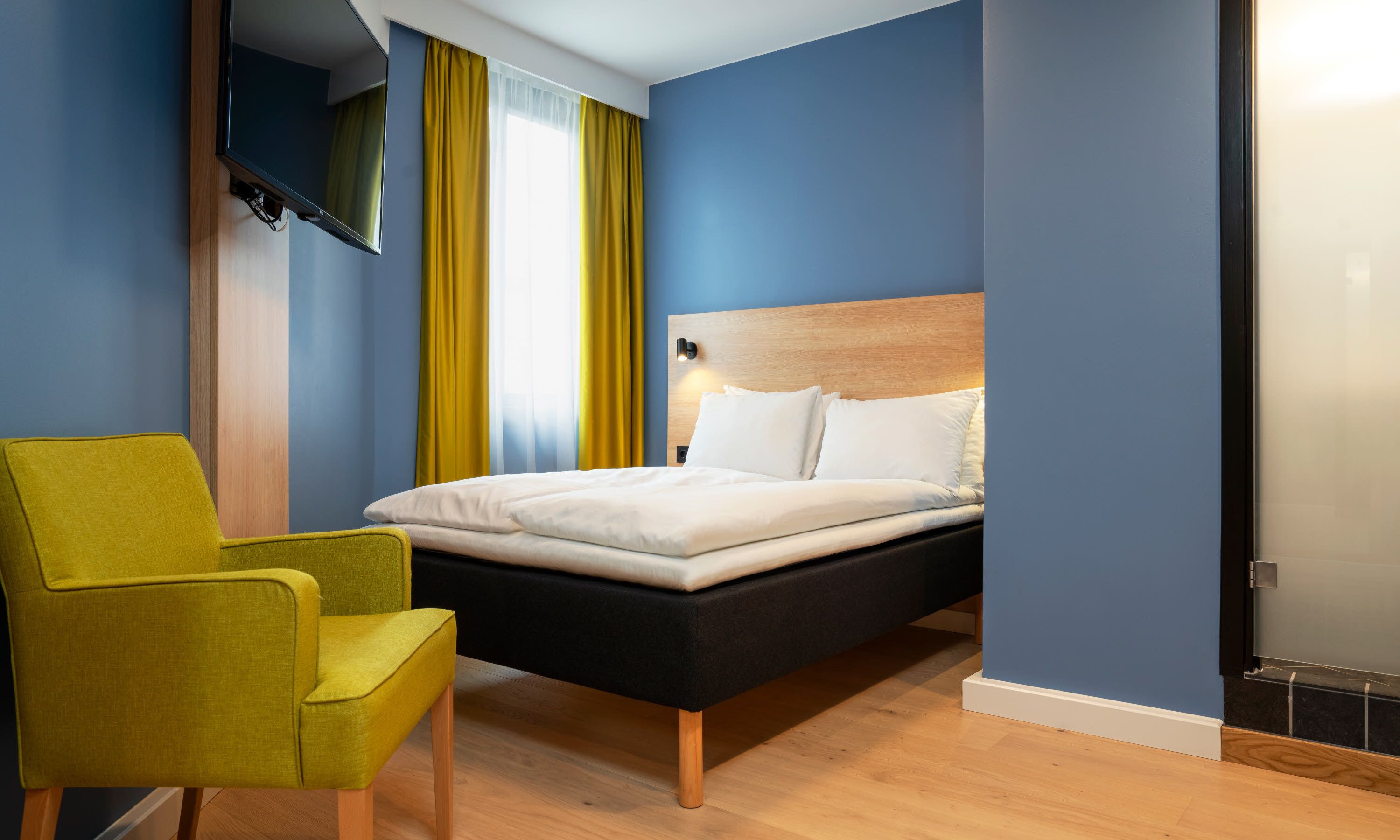 standard room, 1 queen bed, non smoking | premium bedding, pillow-top beds, free wifi, bed sheets