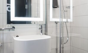 Douche, sèche-cheveux, serviettes fournies