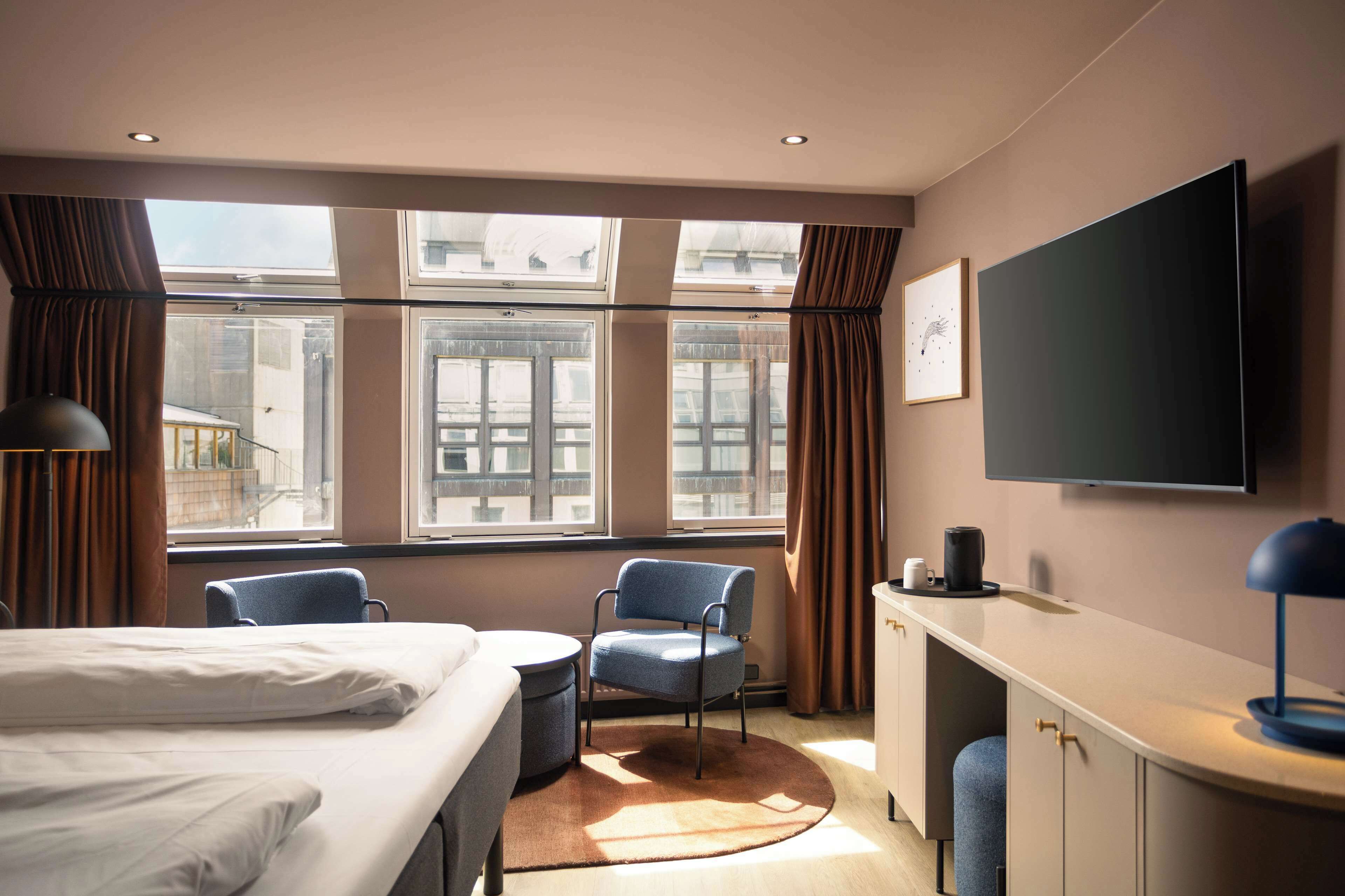 superior room, 1 king bed | in-room safe, desk, free wifi, bed sheets