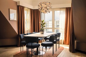 Suite (Master) | In-room safe, desk, free WiFi, bed sheets - Scandic Victoria (Oslo)