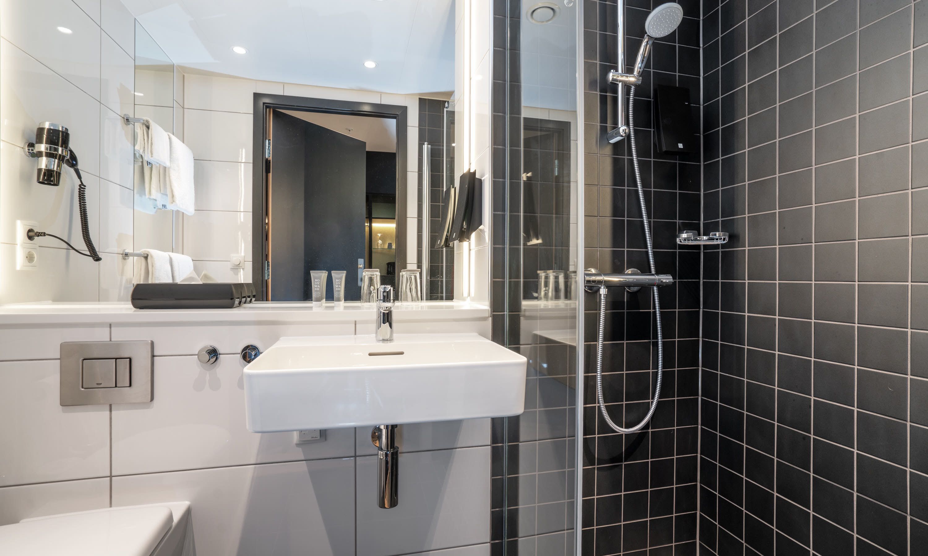 junior suite, non smoking | bathroom | shower, eco-friendly toiletries, hair dryer, towels