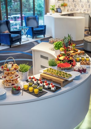 A buffet with various food items and drinks. - Thon Hotel Linne (Oslo)