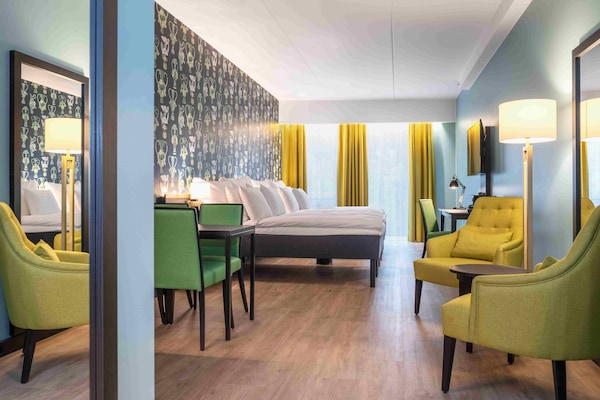 Ropa de cama de alta calidad, minibar, escritorio y cortinas blackout