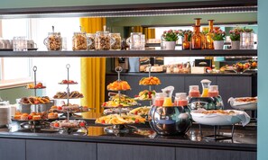 Frokost og middag serveres
