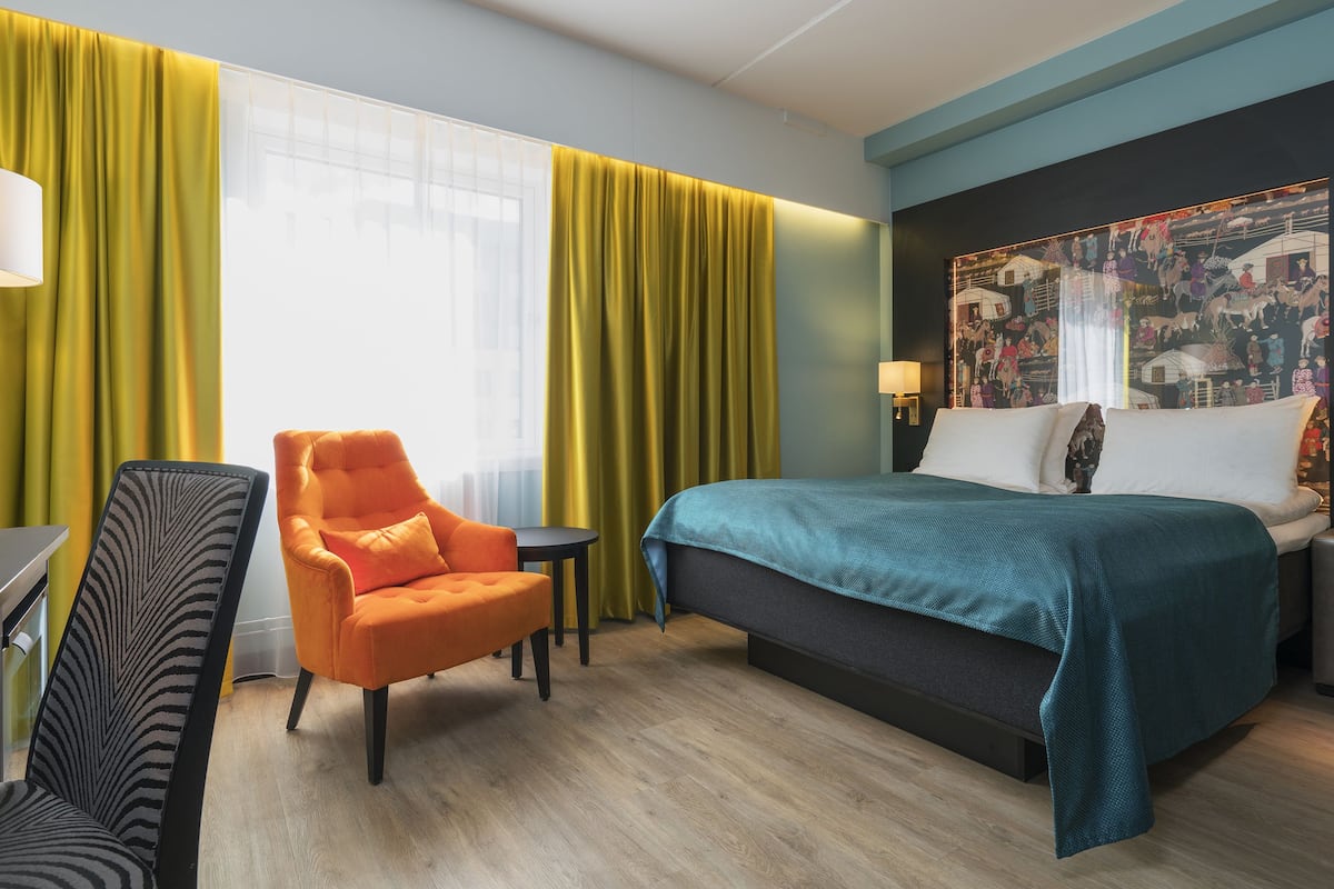 Premium bedding, minibar, desk, blackout curtains