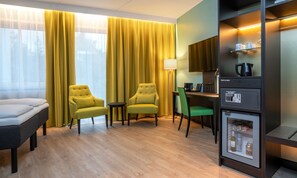 Business Room, Non Smoking | Premium bedding, minibar, desk, blackout drapes