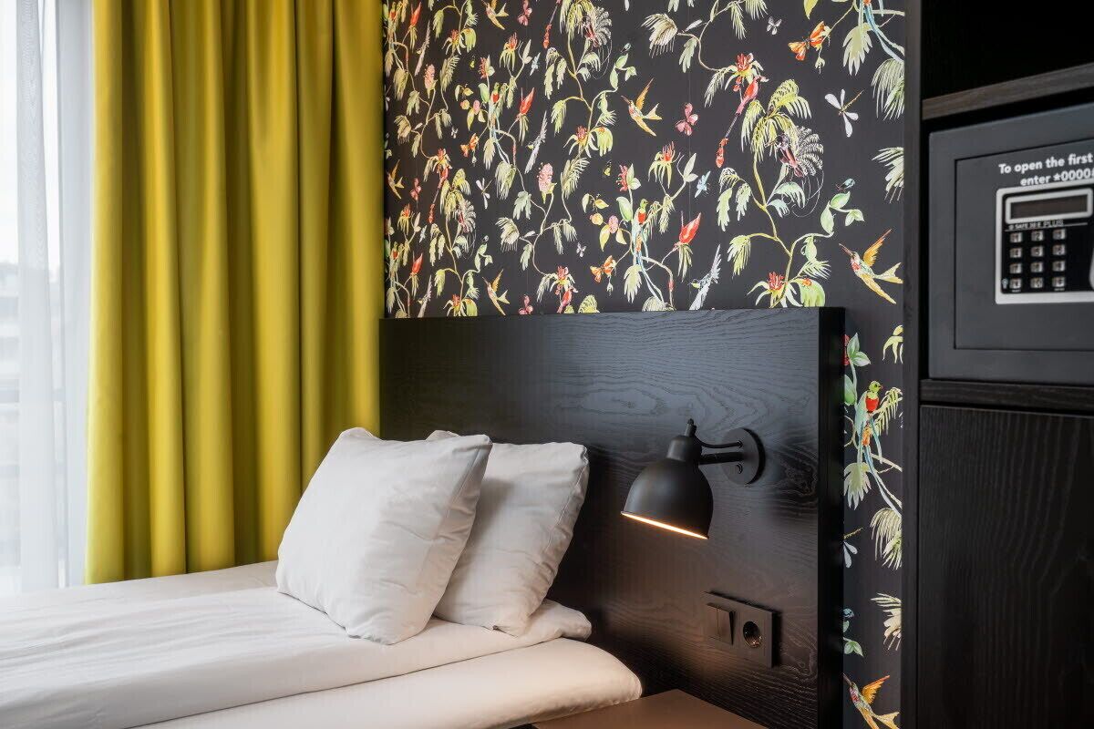 standard single room, non smoking | premium bedding, pillow-top beds, minibar, in-room safe