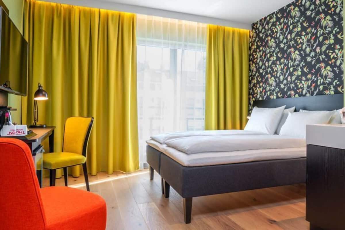 Premium bedding, pillowtop beds, minibar, in-room safe