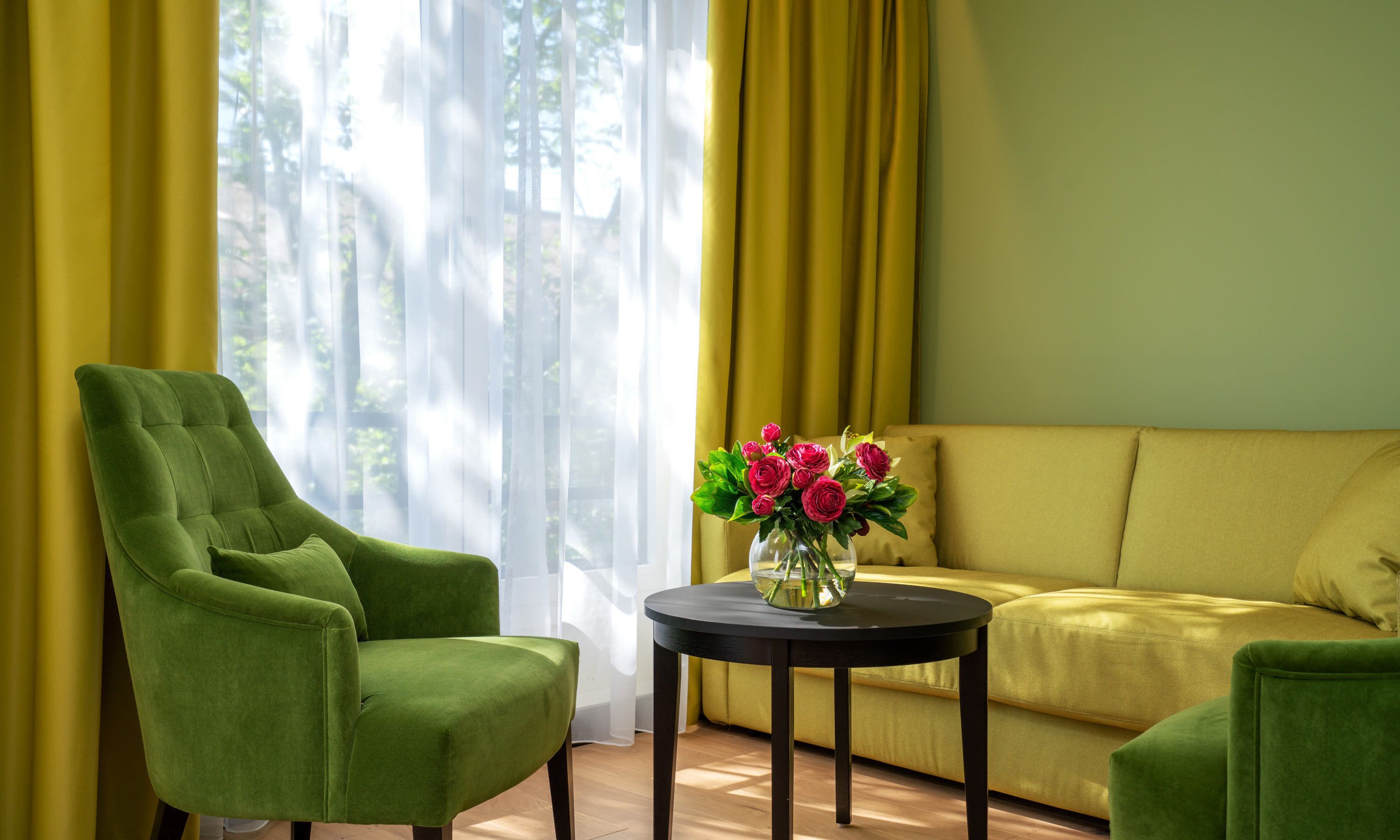 business room, non smoking | premium bedding, pillow-top beds, minibar, in-room safe