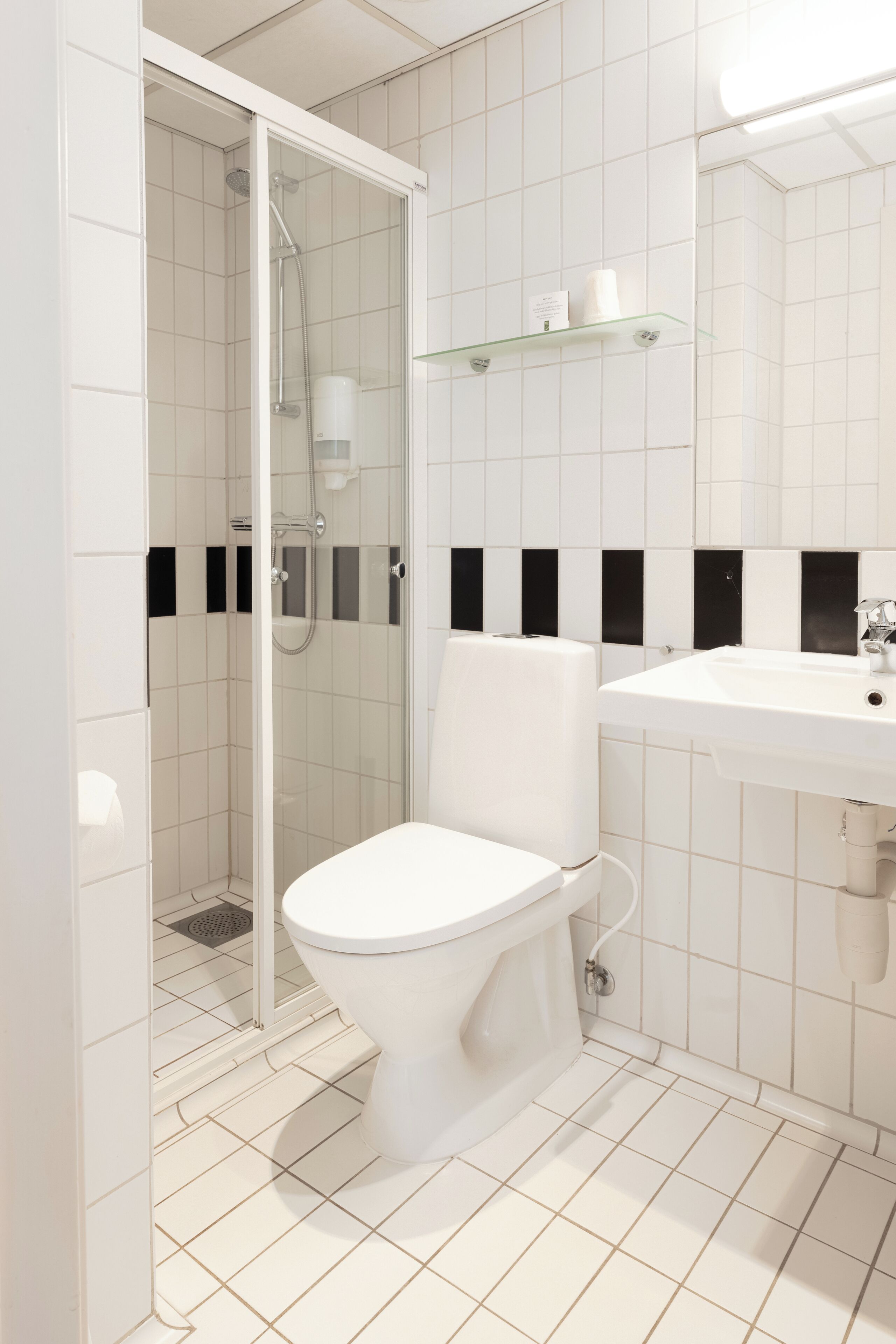 standard double room | bathroom | towels