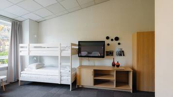 1 bedroom, desk, free WiFi, bed sheets