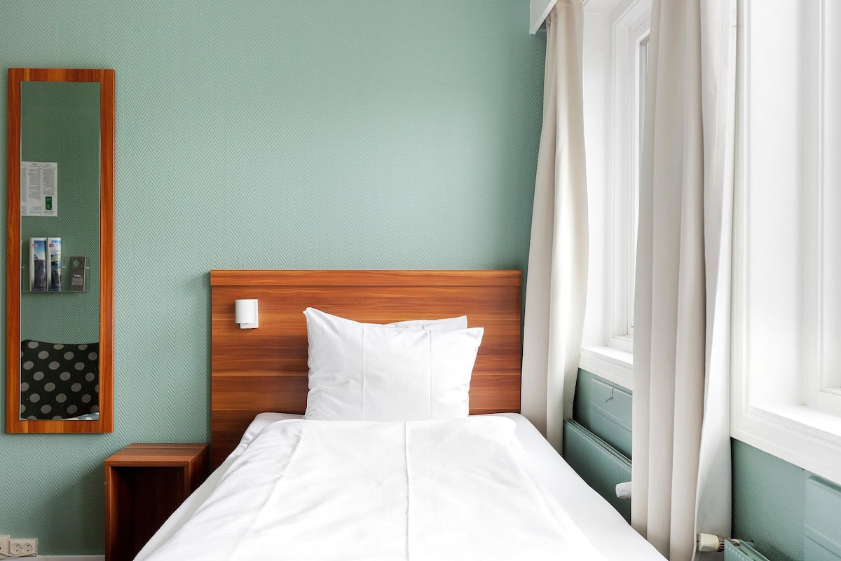 Standard Room, 1 Twin Bed, Non Smoking | Desk, free WiFi, bed sheets