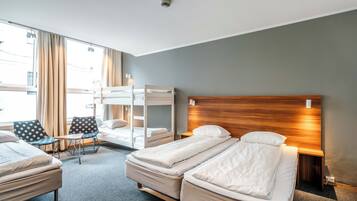 Quarto família (5 people) | 1 quarto, escrivaninha, Wi-Fi de cortesia, roupa de cama