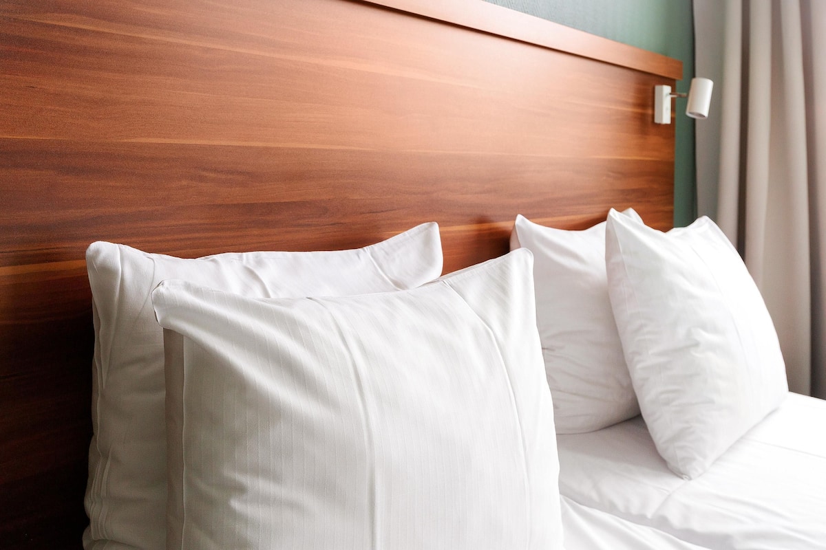 Standard Room, 2 Twin Beds, Non Smoking | Desk, free WiFi, bed sheets