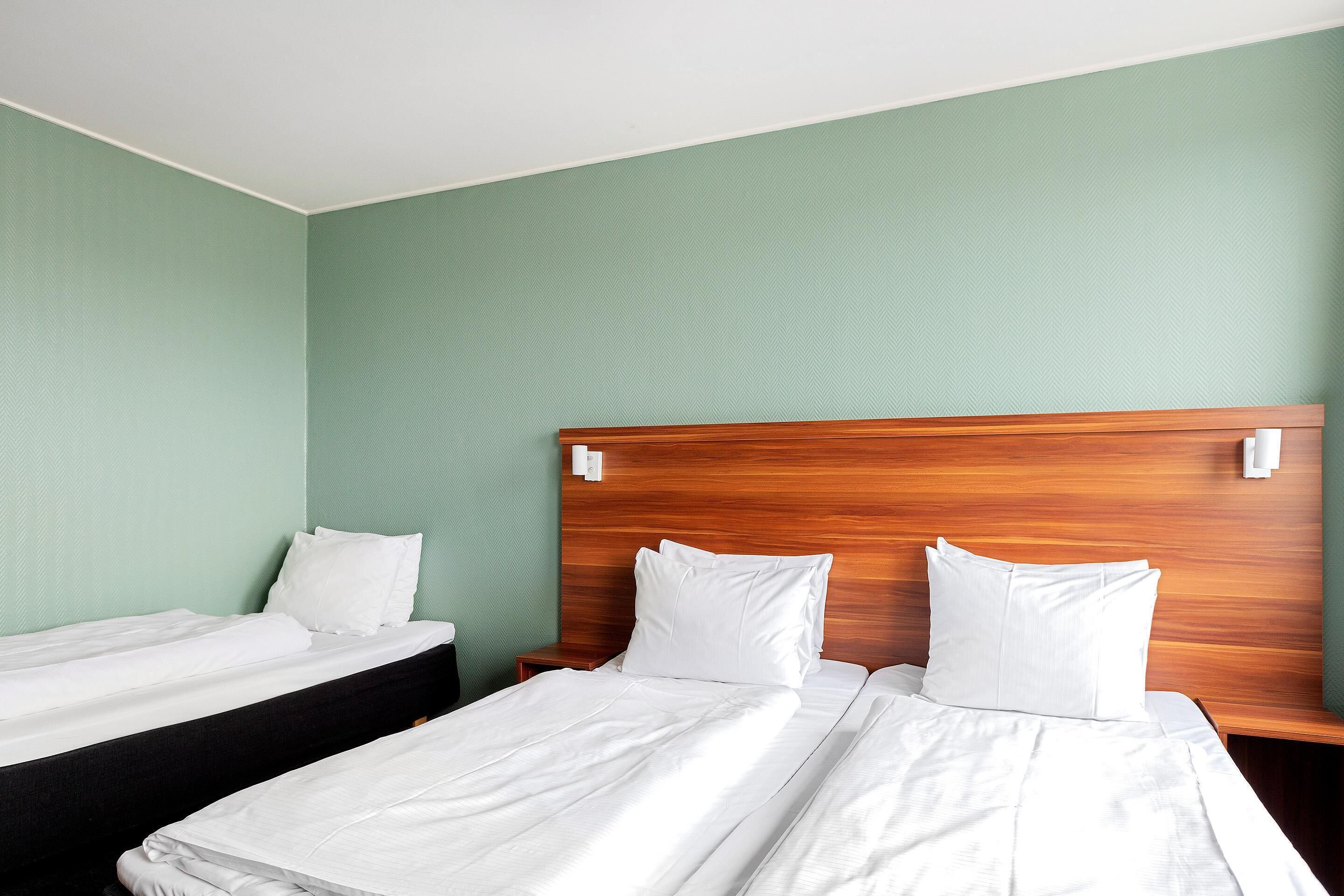 Standard Room, 3 Twin Beds, Non Smoking | Desk, free WiFi, bed sheets