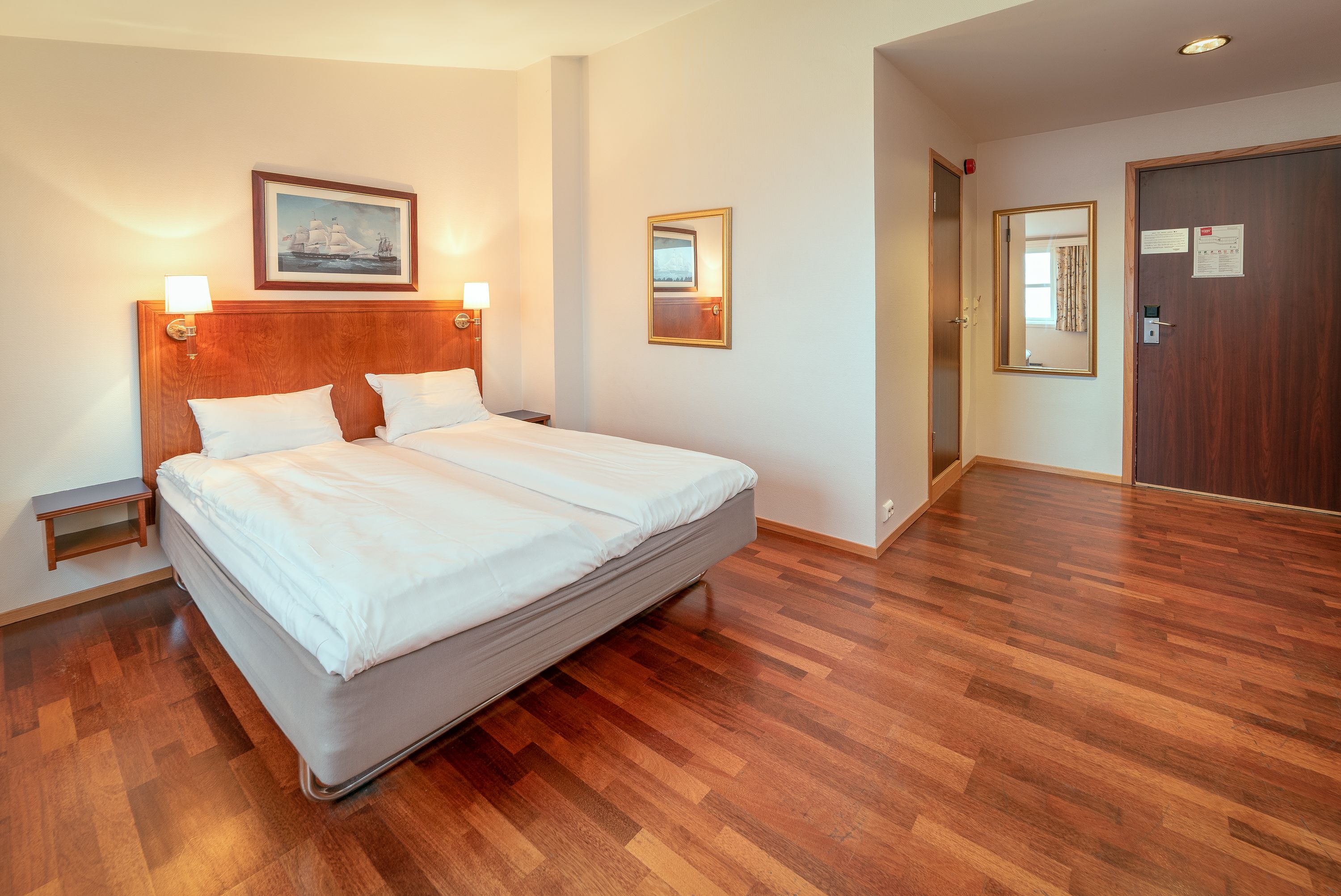 Desk, WiFi, bed sheets