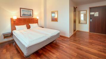 Desk, WiFi, bed sheets