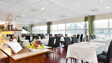 Phục vụ bữa tối, món ăn mang phong cách quốc tế