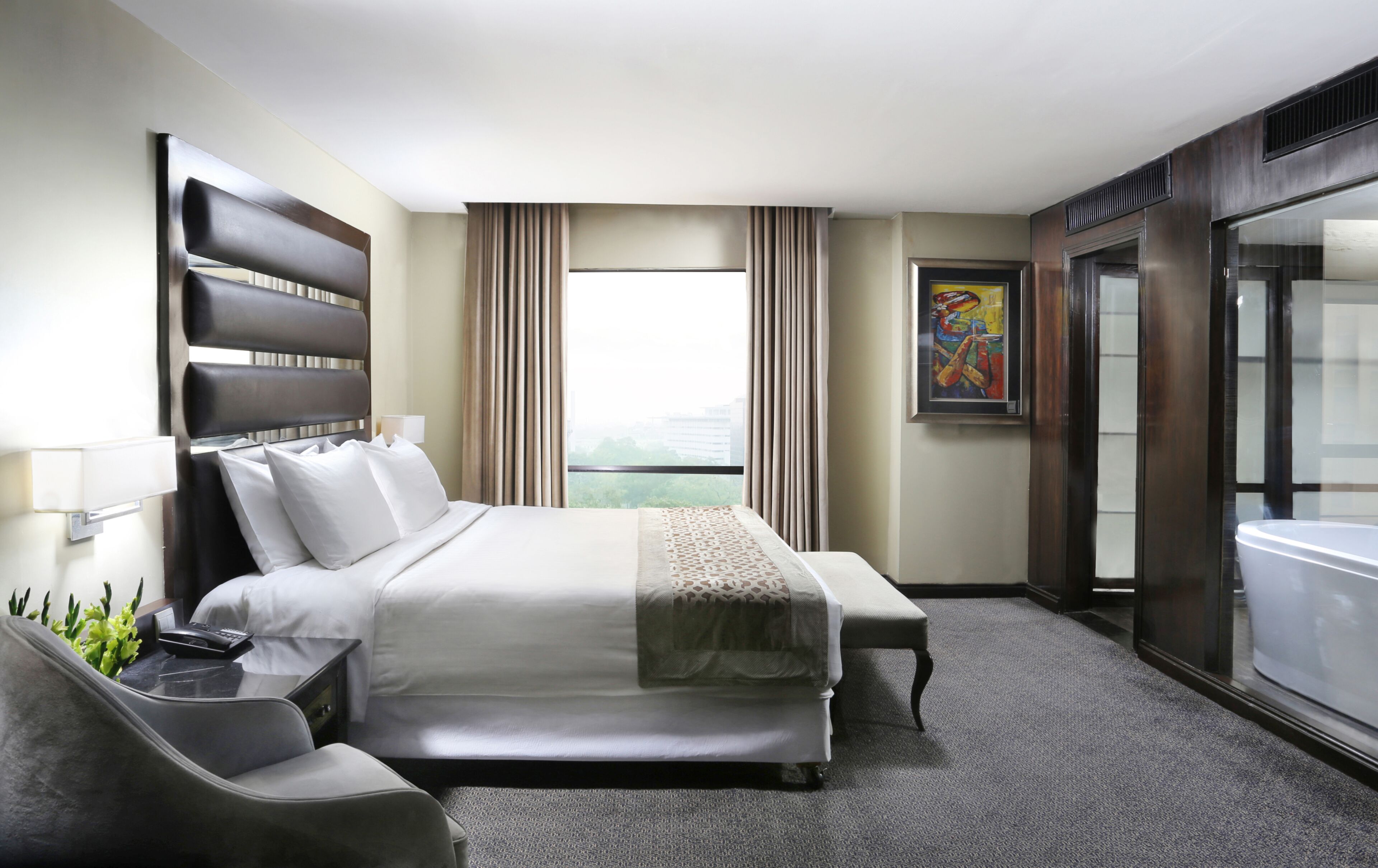 Executive Suite, 1 King Bed | Minibar, in-room safe, iron/ironing board, WiFi