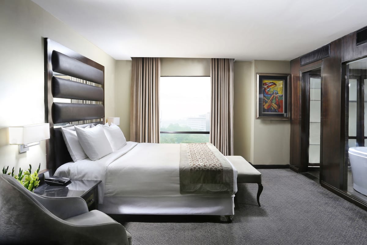 Executive Suite, 1 King Bed | Minibar, in-room safe, iron/ironing board, WiFi