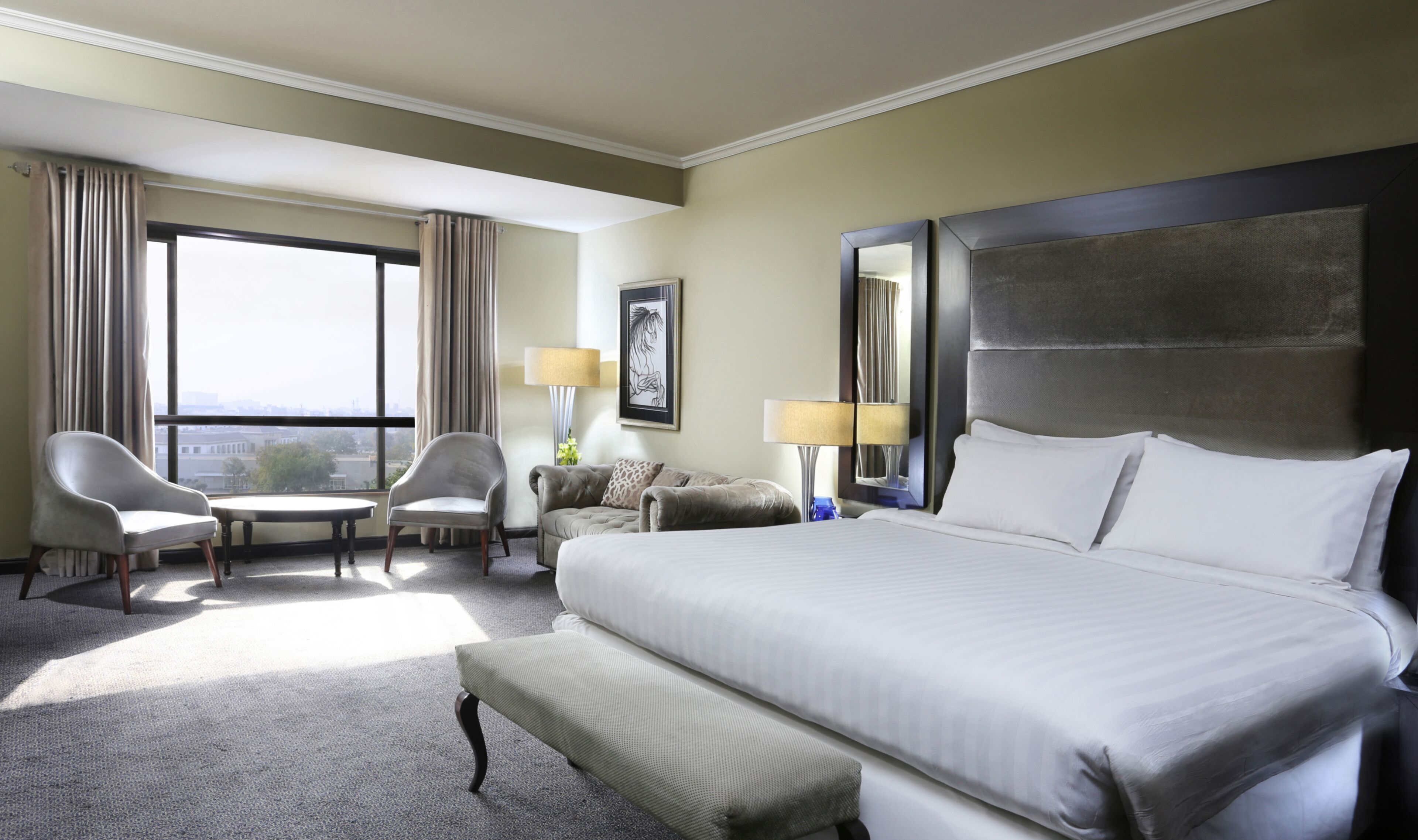 Classic Room | Minibar, in-room safe, iron/ironing board, WiFi