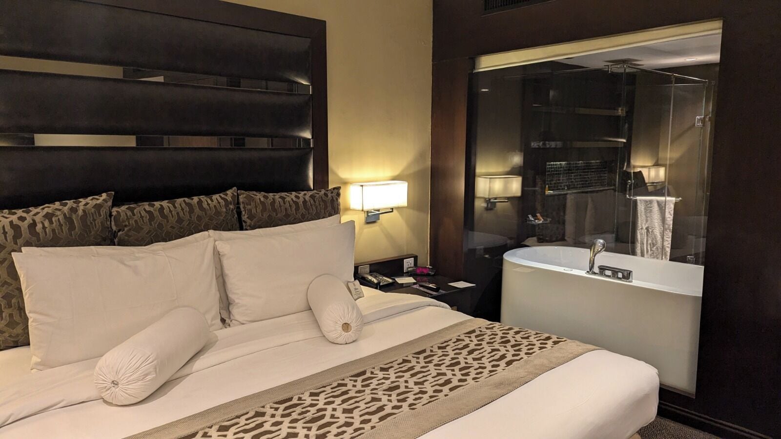 Ropa de cama de alta calidad, cubrecamas y minibar 