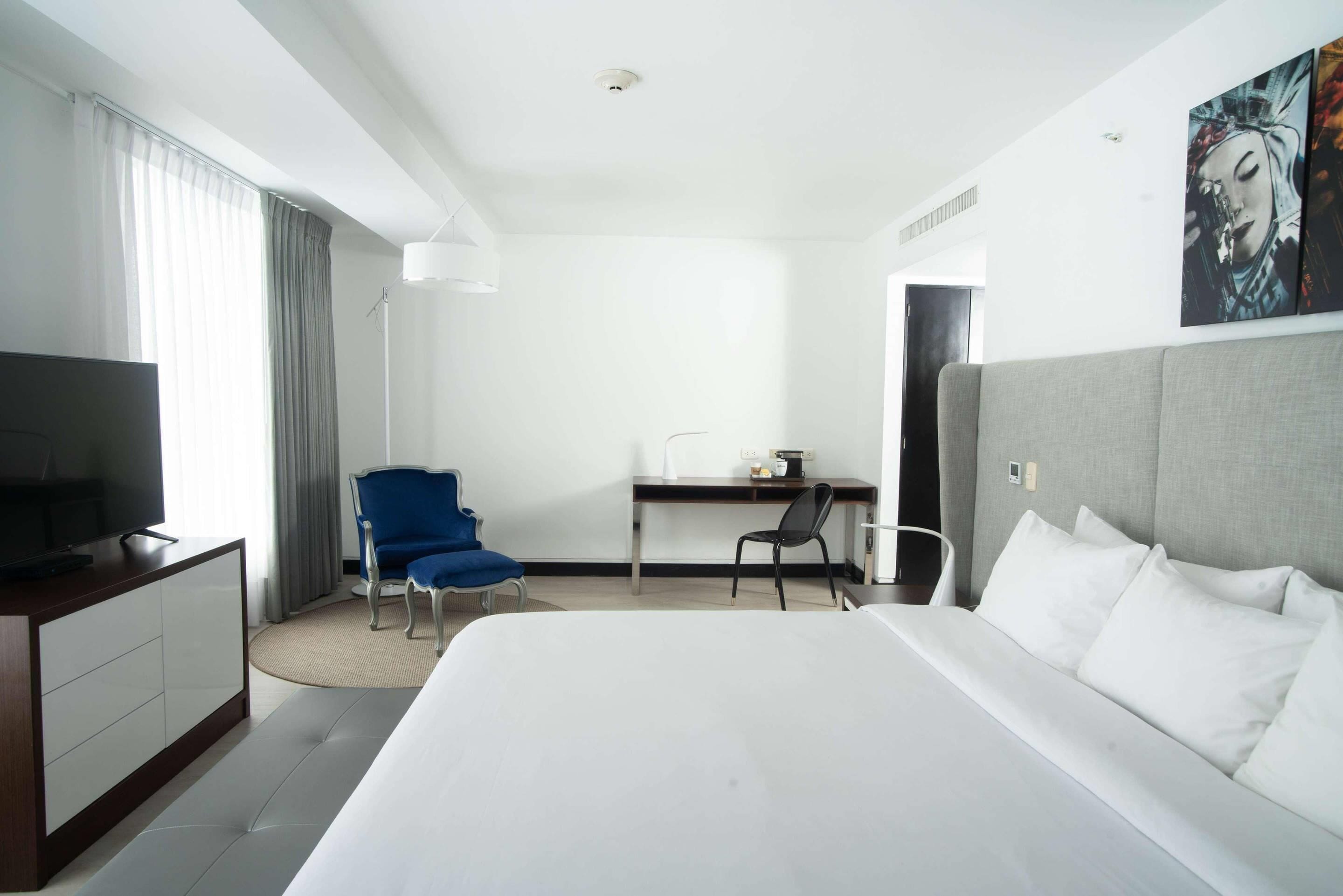 studio suite, 1 king bed, non smoking | premium bedding, pillow-top beds, minibar, in-room safe