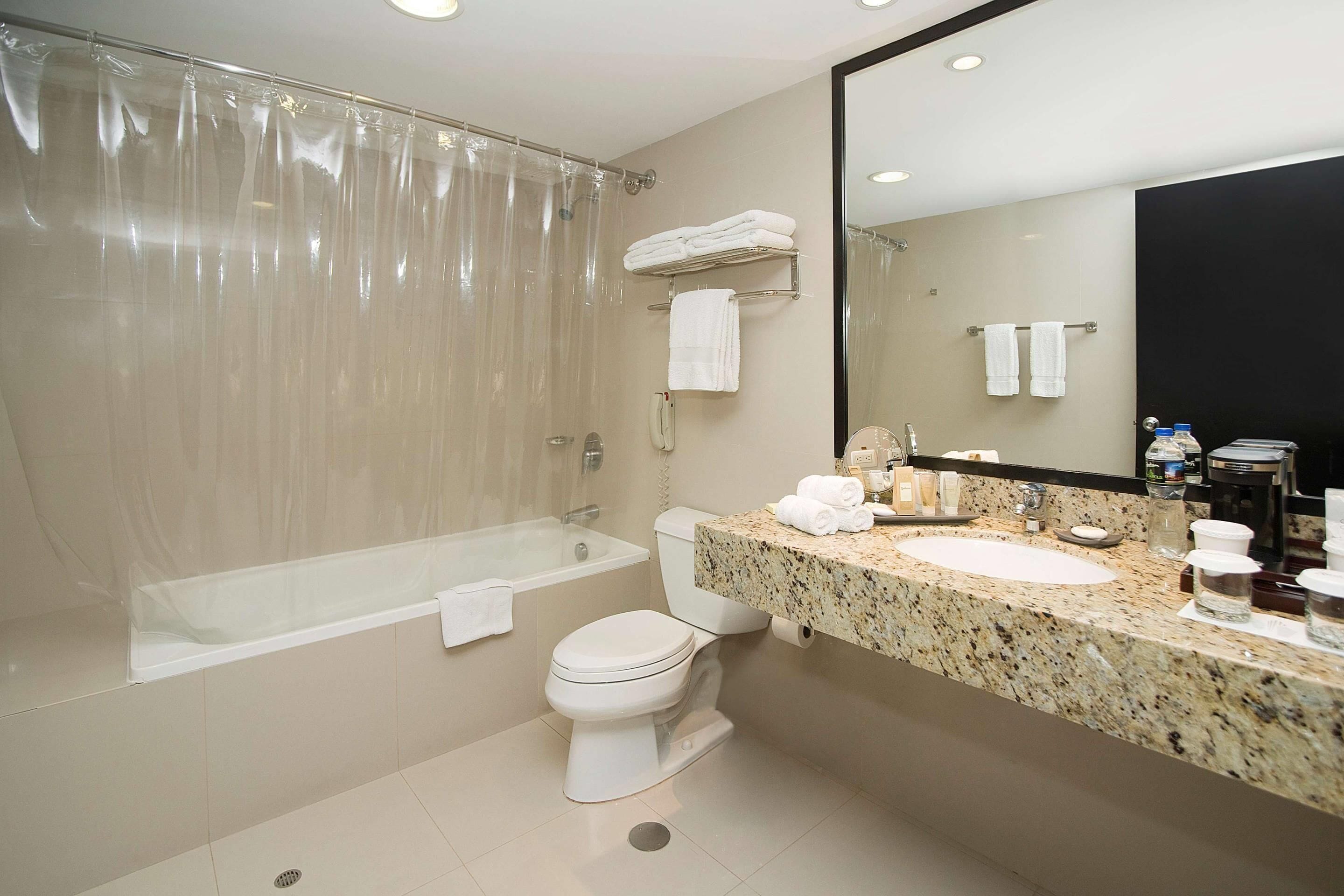 Un baño moderno con bañera, inodoro y lavamanos.