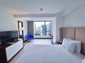 أغطية فراش متميزة وأسرّة بطبقة علوية مريحة وميني بار وخزنة داخل الغرفة