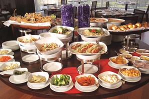 Déjeuner, dîner et souper servis sur place