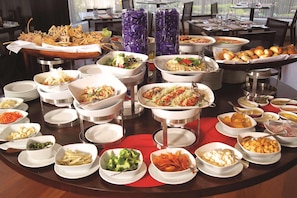 Phục vụ bữa sáng, bữa trưa và bữa tối
