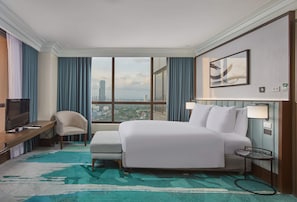 Premium bedding, down comforters, minibar, in-room safe - Holiday Inn & Suites Manila Galleria by IHG (Pasig)