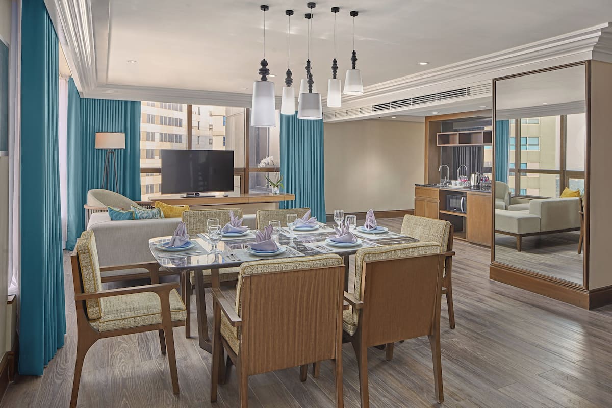 Suite, 2 habitaciones, con acceso al salón lounge del club (Penthouse) | Ropa de cama de alta calidad, edredón y minibar