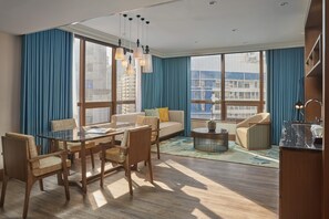 Svit - 1 sovrum - tillgång till Club Lounge | Sängtillbehör av högsta kvalitet, duntäcken och minibar