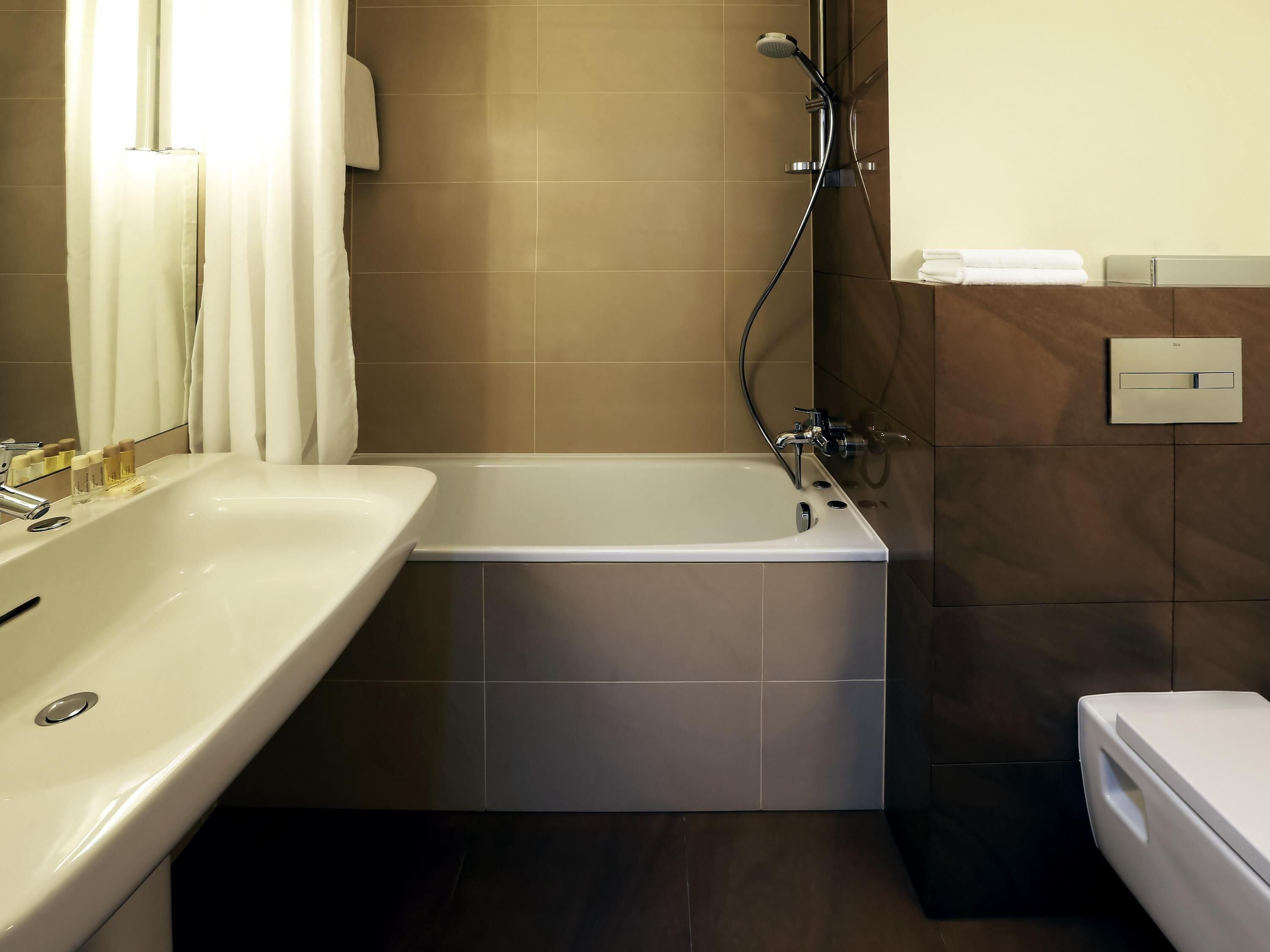 办公桌、熨斗/熨衣板、折叠床/加床（额外收费）、免费 WiFi