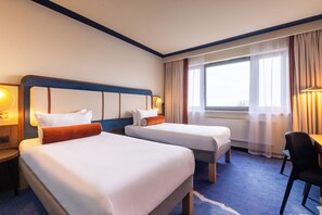 Quarto clássico, 2 camas de solteiro, vista para o mar | Frigobar, cofres nos quartos, escrivaninha