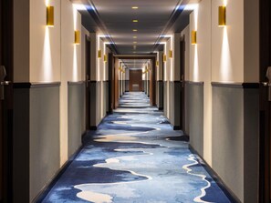 Escritorio, tabla de planchar con plancha y camas plegables/adicionales 