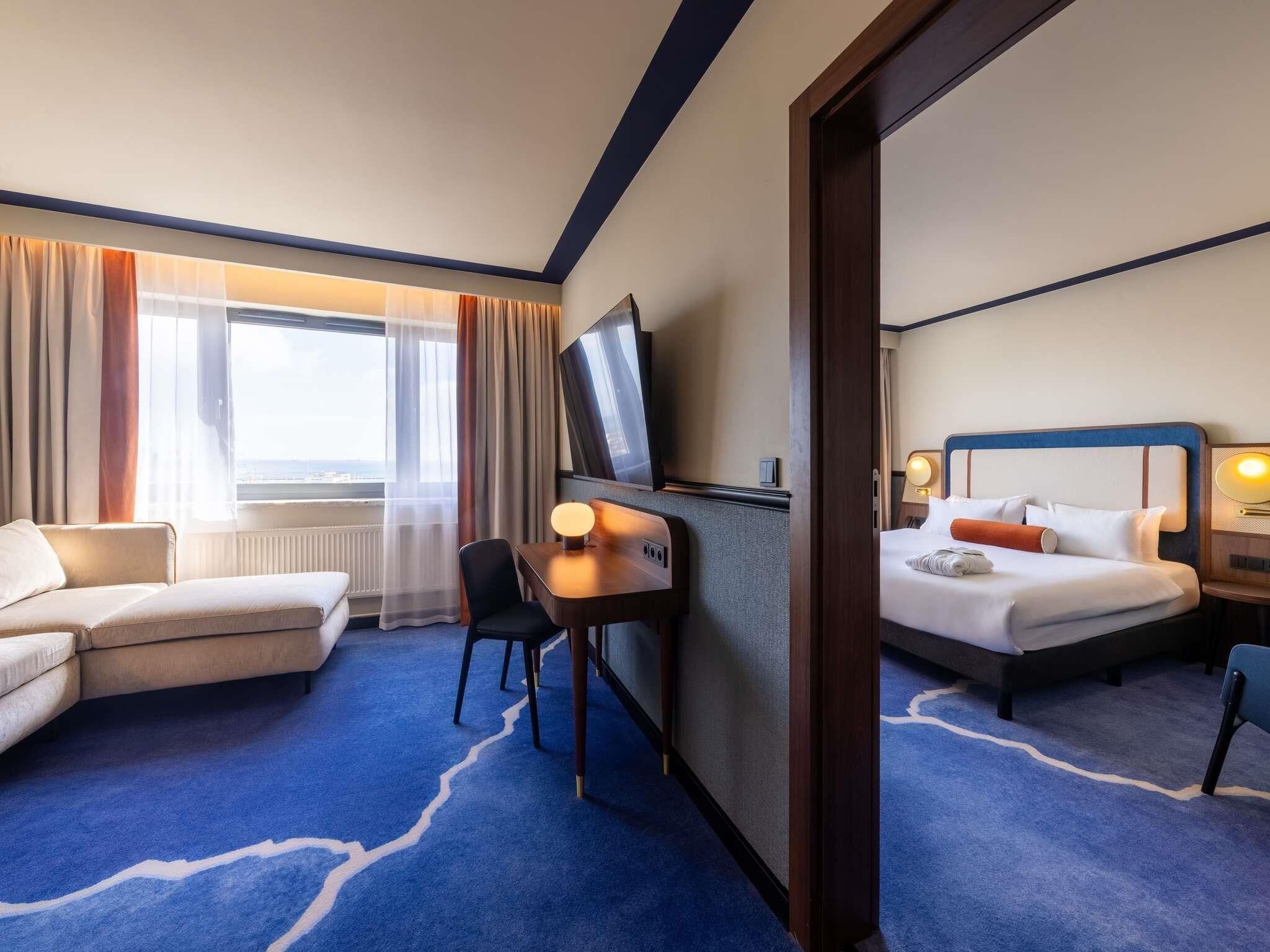 Suite ejecutiva, 1 cama de matrimonio, vistas al mar | Minibar, caja fuerte, escritorio y tabla de planchar con plancha