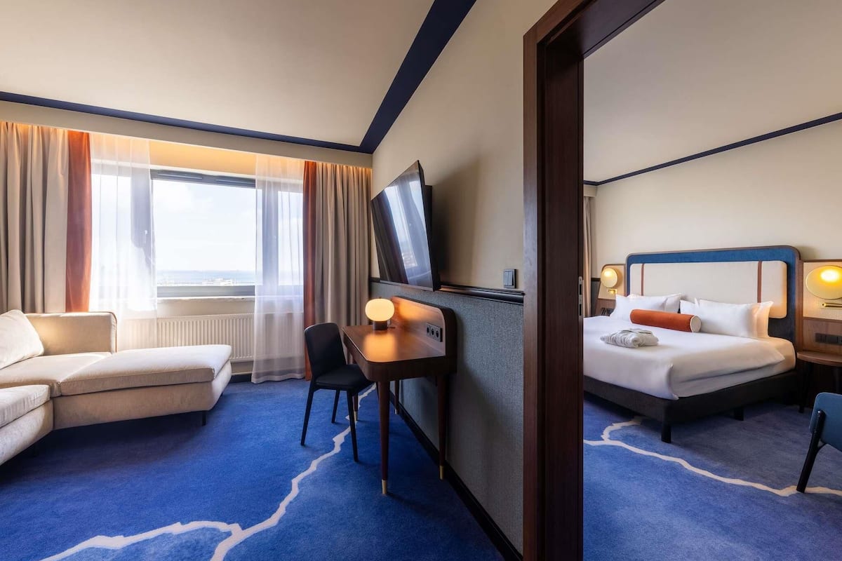Suite ejecutiva, 1 cama de matrimonio, vistas al mar | Minibar, caja fuerte, escritorio y tabla de planchar con plancha