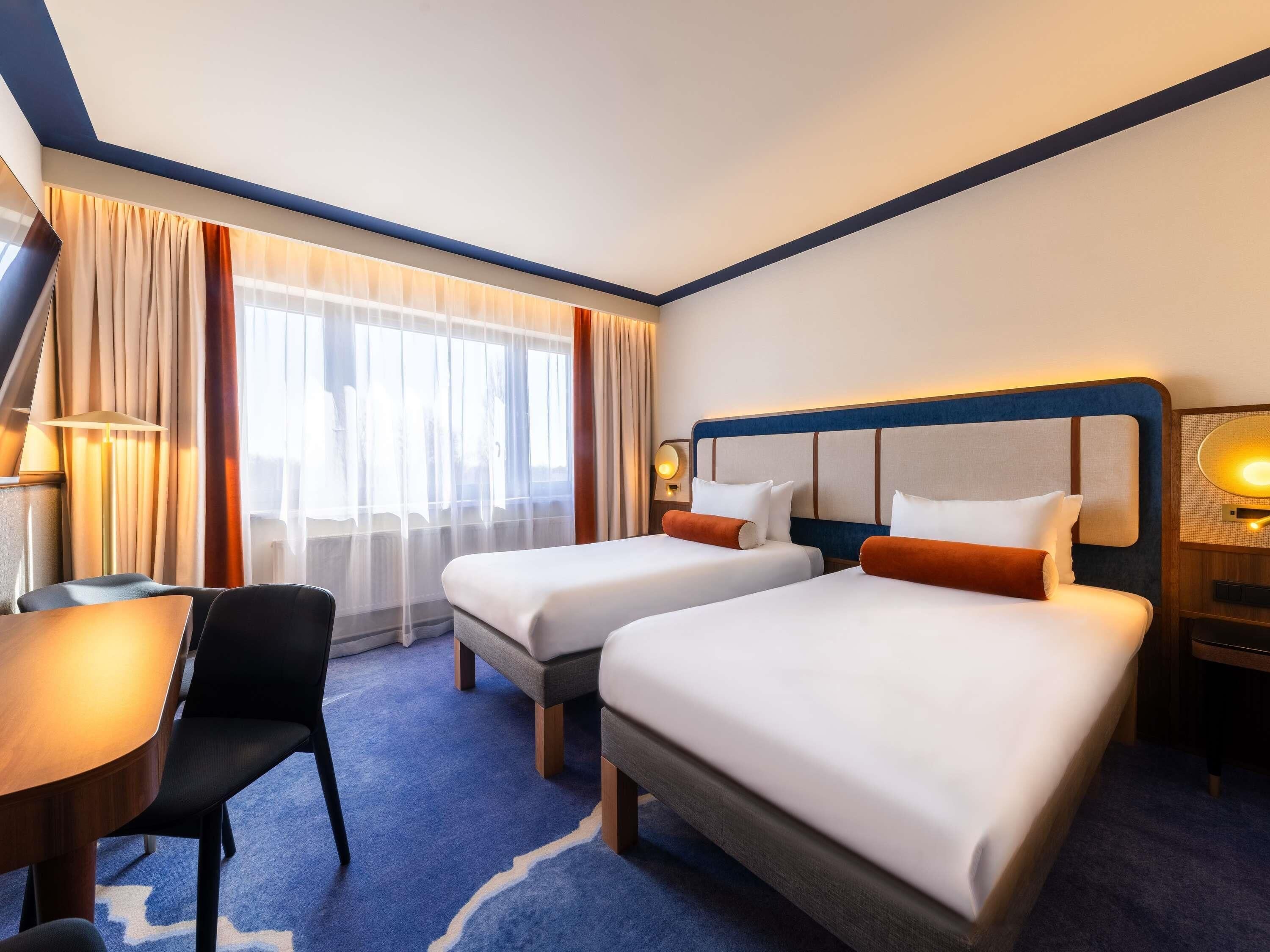 Classic Room, 2 Twin Beds | Minibar, in-room safe, desk, iron/ironing board