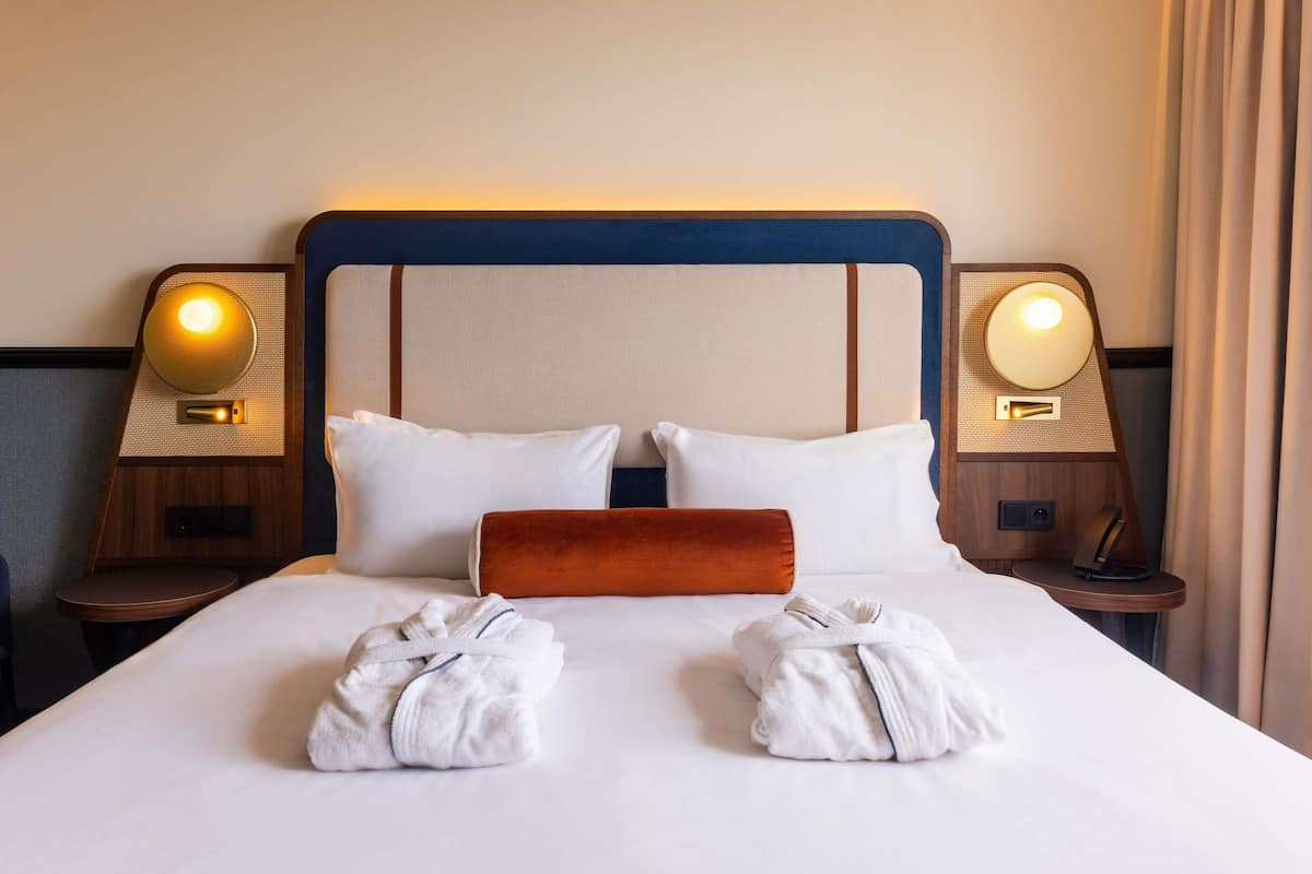 Desk, iron/ironing board, rollaway beds, free WiFi