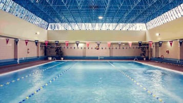 Una piscina cubierta