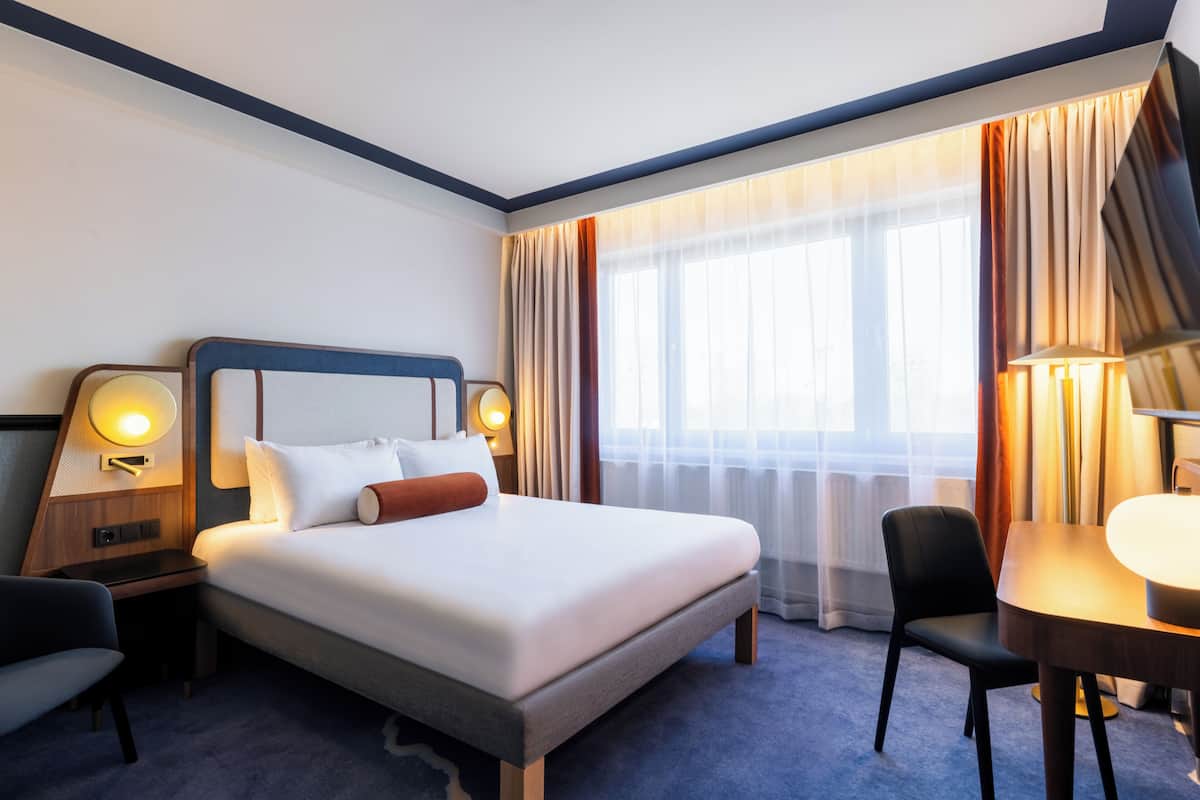 Desk, iron/ironing board, rollaway beds, free WiFi