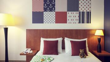 Suite familiar, 1 cama matrimonial | 1 habitación, escritorio, tabla de planchar con plancha y camas extra